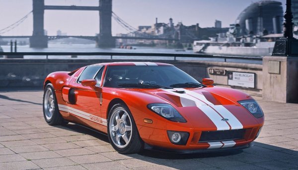 Освен петото поколение Mustang, Ford съживи още една икона през 2005 г. - Ford GT40. Състезателният автомобил от 60-те години на миналия век първоначално е върнат като концепция от 2002 г., но три години по-късно серийната версия е пусната по обществените пътища.

Въпреки че премахва "40" от името си, новата кола е почти идентична модерна интерпретация, която хвърли ентусиастите в екстаз.
